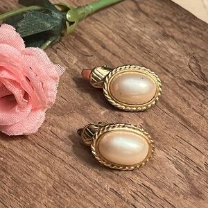 VTG Crown Trifari Gold Tone Oval Pearl Cab Earrings Rope Border .5”